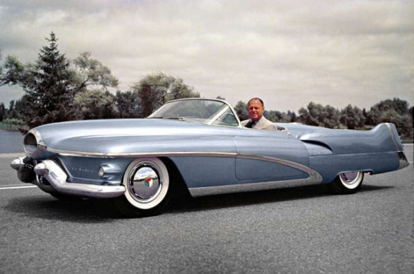 За бис  Харли Ърл (на снимката) излезе с LeSabre, който перфектно улови оптимизма на ерата на реактивните самолети и дългия следвоенен бум на Америка. Разположен малко по-ниско от съвременните мощни коли, оборудваният с V8 LeSabre с 335 к.с. се предлага с обгръщащо  предно стъкло, скрити фарове и огромни задни перки, които задават тенденция за Голямата тройка на Америка през 50-те години на миналия век.

Включва електрически покрив, който може да се активира автоматично в случай на дъжд. Той доведе на мода американските концепции за повече от десетилетие. 